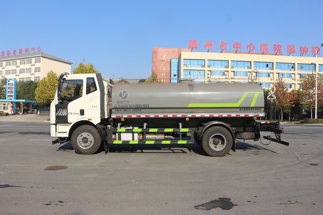 解放15方灑水車