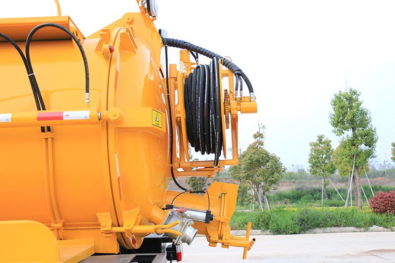 國(guó)六大多利卡一體式10方清洗吸污車(chē)